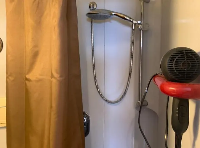 Luxurious , Next To University& Wifi, Free Parking, Bed&matress *